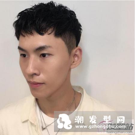 男生短发怎么剪好看 两边铲纹理剪裁set一下就帅气出门
