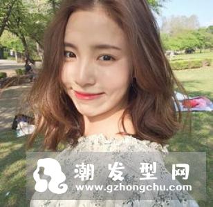 齐肩凌乱微烫发型图片 蓬松微卷的锁骨LOB超显女人味