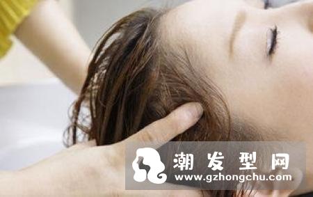 头发出油的原因以及如何防治