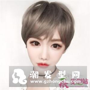 精灵短发露耳设计更是倍增几分清爽利落