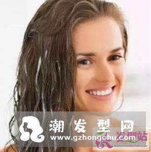为什么刚洗完头发就出油发臭 这样洗真的变得比较不出油！
