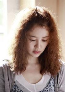 女孩泡面头短发发型 洋气动感一点不显老