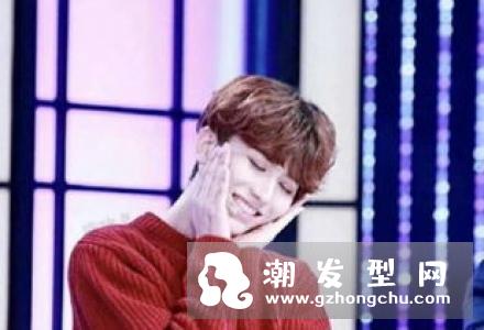 蔡徐坤新发型怎么弄 金色加大背头怎么梳