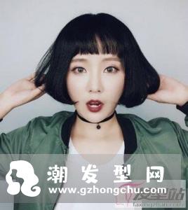 适合女生的黑色短发发型有包脸短发,露额短发、空气刘海短发