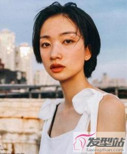 女生黑色短发很适合年轻女生,长长的刘海更是俏皮又减龄