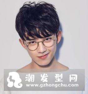 两鬓剃男短寸飞机头 率性利落打造型男气质