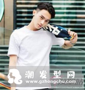 7.两边剃微卷短发微卷设计使得这款短发更为时髦