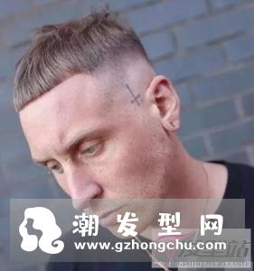 短直发小盖头,弧形刘海俏皮又减龄,很适合年轻男生尝试