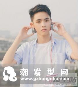 7.两边剃微卷短发微卷设计使得这款短发更为时髦