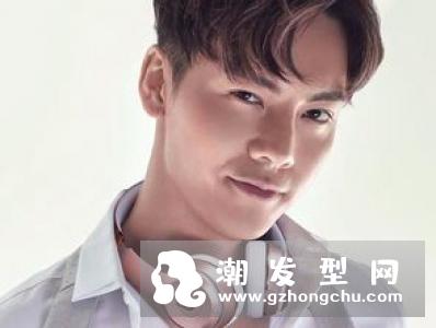 剪掏空发型时,很适合用刘海来缩短脸型比例