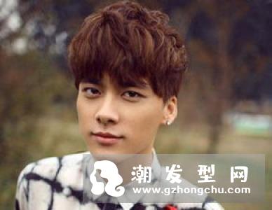 今年流行女短发型 复古卷短发更显活力