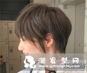 女生轻盈露耳短发 演绎不一样的时髦风