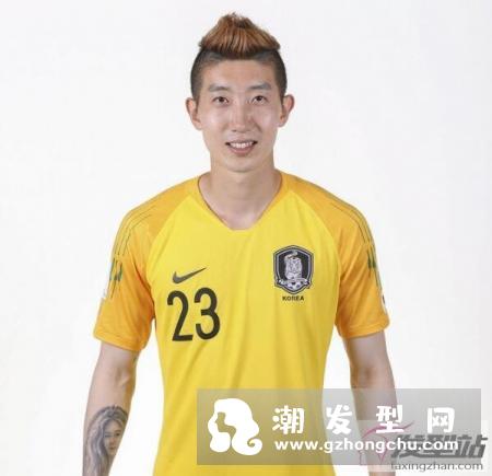 男生短发精神帅气发型 世界杯两边剃掉中间留长火到不行