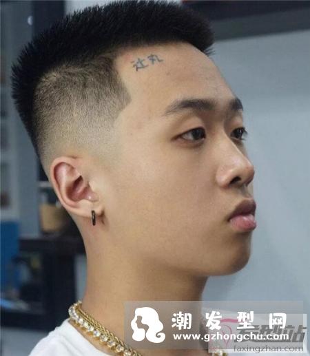 男生发型两面铲光 提升颜值毫无压力