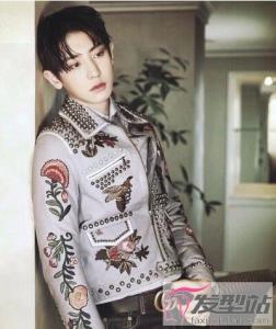 头小的男生可以尝试通过发型来修饰头型,适合比较蓬松显发量的发型