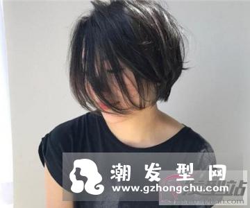 女生轻盈露耳短发 演绎不一样的时髦风