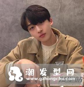 发型男学生帅气短发 洋溢校园青春气息　