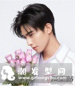 短发烫直后显得整齐利落很适合男生尝试