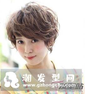 纹理烫是经典的烫发发型之一,头发的弯曲弧度介于直发与卷发之间