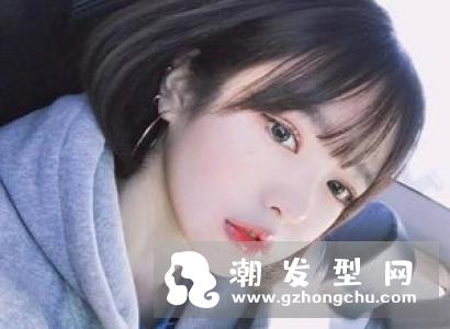适合女生的黑色短发发型有包脸短发,露额短发、空气刘海短发