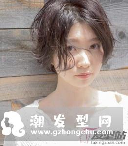 女生纹理烫短发造型 百搭修颜短发就要这么烫