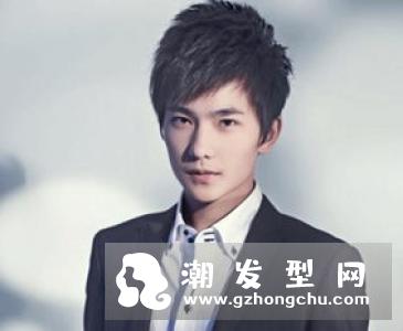 穿上白色t恤让高中男生更青春