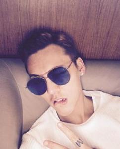 戴眼镜男生适合什么发型 选择这发型颜值暴涨零差评