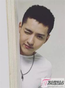 男生发型阳光帅气短发 两边剃短渐层设计更时髦