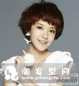 蘑菇头是一款经典的短发发型,左右两侧的头发一般修剪到耳垂附近