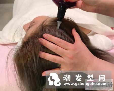 头皮出油还有臭味怎么办 学会居家头皮护理让你远离臭头尴尬
