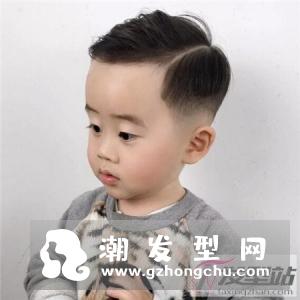个性男士一道杠发型 两侧铲短雕刻好时尚