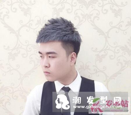 男生两边剃掉中间留长的发型大全