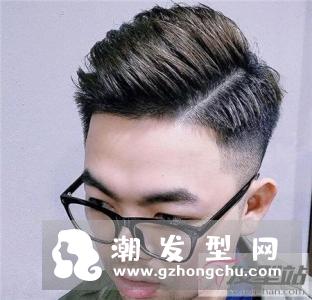 个性男士一道杠发型 两侧铲短雕刻好时尚