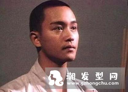 肌肉寸头帅哥