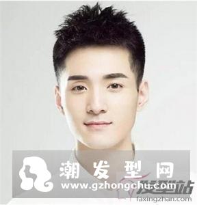发型男学生帅气短发 洋溢校园青春气息　