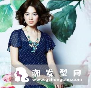 女生黑色短发很适合年轻女生,长长的刘海更是俏皮又减龄