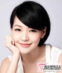 适合女生的黑色短发发型有包脸短发,露额短发、空气刘海短发