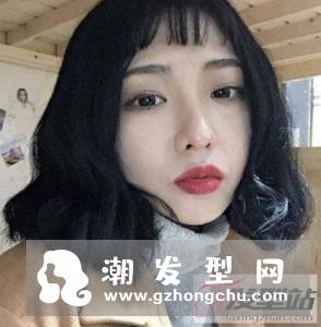女生黑色短发很适合年轻女生,长长的刘海更是俏皮又减龄