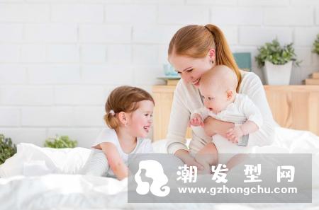 洗完头发自然干好还是吹干好 专家建议：最好还是尽快把头发吹干