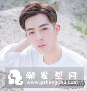 穿上白色t恤让高中男生更青春