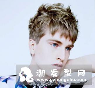 四周头发剃短,头顶部头发修剪整齐,看上去形状类似于一颗瓜子,吸睛又独特