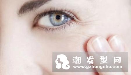 如何判定头皮屑是哪种类型 油性还是敏感别再傻傻分不清