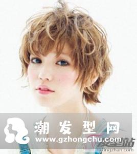 纹理烫女生短发发型 灵动减龄晋升潮流达人