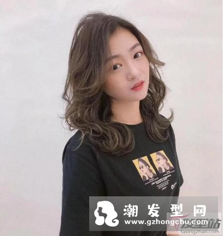 长发不想剪太短,以及短发留长到了尴尬期的女生,可以试试今天这几款发型