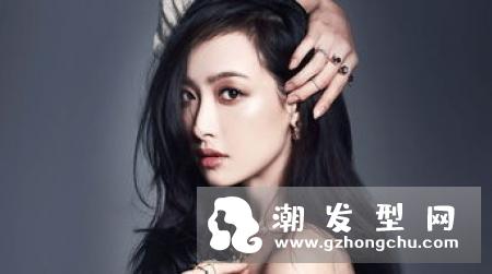 两边铲短发就是将两侧的头发剃薄或者剃光,造型清爽利落,很适合年轻男生