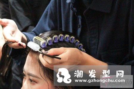 头发太软建议烫下发根 烫完必知的整理重点起床发型就自然美