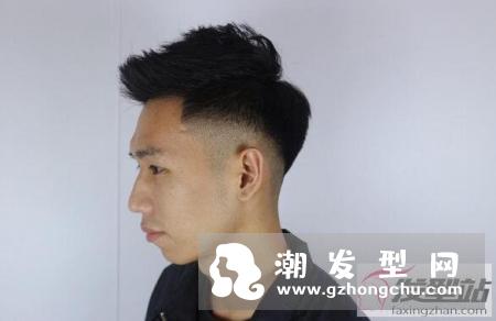 学生发型男生剃两边 型男必备的渐层短发发型图片