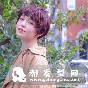 纹理烫是经典的烫发发型之一,头发的弯曲弧度介于直发与卷发之间