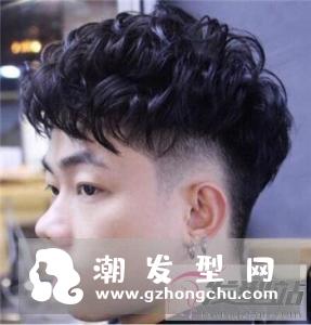 纹理烫短发侧面头发剃得很轻薄