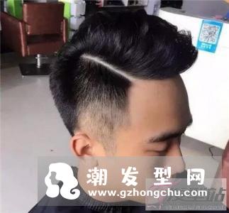 个性男士一道杠发型 两侧铲短雕刻好时尚